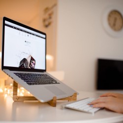 Kişiye Özel - Ahşap İpad ve Laptop Sehpası